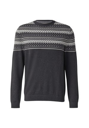 Ciemnoszary sweter z okrągłym dekoltem, z długimi rękawami, z białymi, jasnoszarymi i czarnymi geometrycznymi oraz zygzakowymi wzorami na klatce piersiowej i ramionach.