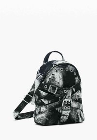 Rucsac alb și negru, cu o formă rotunjită, cu capse din metal și detalii cu cataramă. Fabricat dintr-un material cu un model texturat.