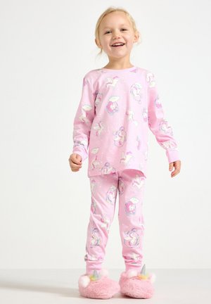 Rosa pyjamaset med långärmad topp och byxor, pyntade med enhörningsmönster. Mjukt tyg med mysiga rosa fluffiga tofflor.