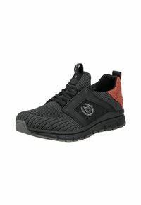 Scarpe da ginnastica nere con una tomaia in maglia testurizzata, caratterizzate da un design in mesh grigio e un accent in tessuto rosso sul tallone. Comprende una suola in gomma.