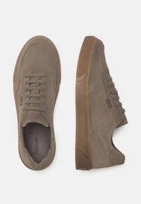 Sneaker in suede verde oliva con punta tonda, chiusura con lacci, suola in gomma e dettagli di cucitura sottili. Texture liscia con soletta ammortizzata.