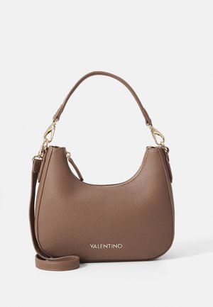 Bolso de hombro Valentino de cuero marrón texturizado con herrajes en tono dorado y correa desmontable sobre un fondo claro y liso.
