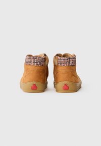 Braune Wildleder-Stiefeletten mit einem gemusterten textilen Kragen, Gummisohle und rotem Apfel-Logo an der Ferse. Verfügt über einen seitlichen Reißverschluss für einfachen Zugang.
