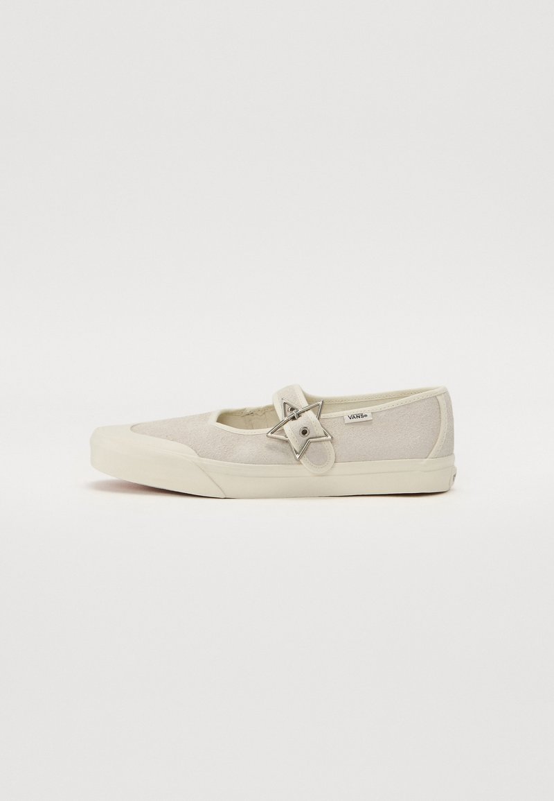 Sneaker beige chiaro con tomaia in tessuto strutturato, punta arrotondata e una fibbia decorativa a forma di stella. Presenta una suola piatta in gomma.