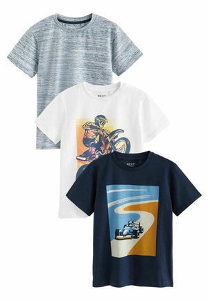 Tre kortärmade t-shirts: en blåmelerad, en vit med en motorcykelgrafik, och en marinblå med en racerbilsdesign.