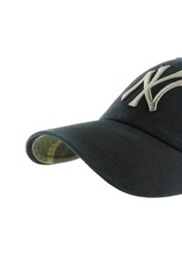 Schwarze Baseballkappe mit gesticktem Logo, gebogenem Schirm und kariertem Innenfutter. Hergestellt aus einem Stoff mit strukturierter Oberfläche.