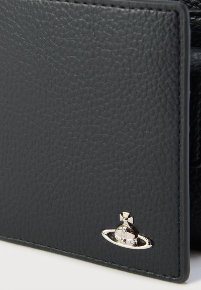 Μαύρο πορτοφόλι από δερματίνη με υφή, διακοσμημένο με ασημένιο λογότυπο από μέταλλο. Λεία ραφή κατά μήκος των άκρων και δομημένη σχεδίαση.