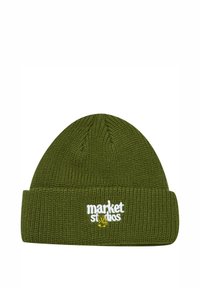 Grøn strikket hue med en foldet manchet, prydet med hvidt broderet tekst "market" og et gult accentdetalje. Strukturmateriale med ribbet tekstur.