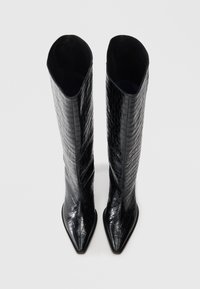 Μαύρες μπότες μέχρι το γόνατο με υφή κροκοδείλου, μυτερή μύτη και εσωτερική επένδυση με λεία επιφάνεια. Ο σχεδιασμός είναι κομψός και σύγχρονος.