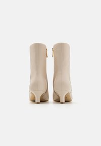 MICHAEL Michael Kors COSMO KITTEN BOOTIE - Klasični gležnjarji - light cream