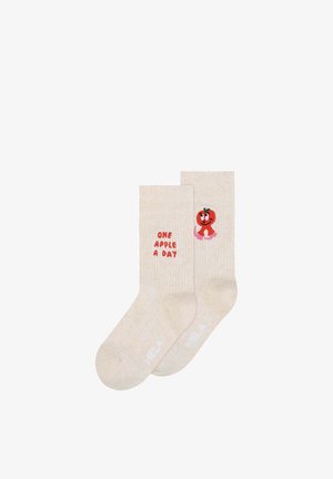 Beige sokken met rode tekst "ÉÉN APPEL PER DAG" op de ene en een glimlachende cartoon van een rode appel op de andere.