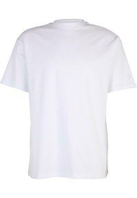 Hvid bomulds T-shirt med korte ærmer, rund hals og et lille præget logo på venstre ærme. Glat tekstur, normal pasform.