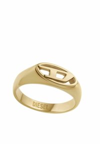 Gouden ring met een glad, rond band en een ovale bovenkant met een uitsnede van het logo. De merknaam "DIESEL" is op de band gegraveerd.