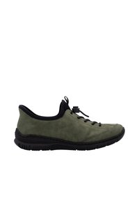 Scarpa in suede verde con accenti neri, punta arrotondata e sistema di allacciatura. Suola testurizzata per aderenza e ammortizzazione; design a profilo basso.