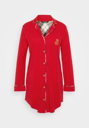 Camisa de noche roja con mangas largas, cierre de botones dorados, detalle de cuello a cuadros y emblema bordado en el pecho. Tejido suave, corte relajado.