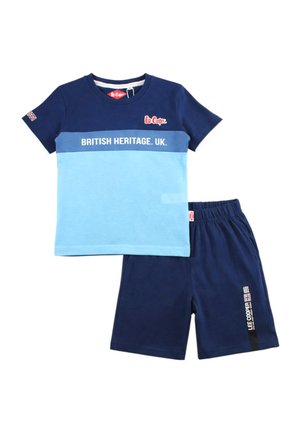 Ensemble pour enfants en deux pièces comprenant un T-shirt à blocs de couleur bleue portant l'inscription "British Heritage UK" et un short bleu marine arborant la marque Lee Cooper ainsi que des drapeaux du Union Jack.