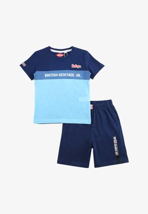 Ensemble pour enfants en deux pièces comprenant un T-shirt à blocs de couleur bleue portant l'inscription "British Heritage UK" et un short bleu marine arborant la marque Lee Cooper ainsi que des drapeaux du Union Jack.