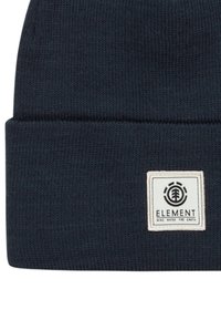 Námornícka pletená čiapka s preloženým okrajom, na ktorom sa nachádza obdĺžniková biela nálepka s vyrazeným nápisom "ELEMENT" a grafickými symbolmi vetra, vody, ohňa a zeme.
