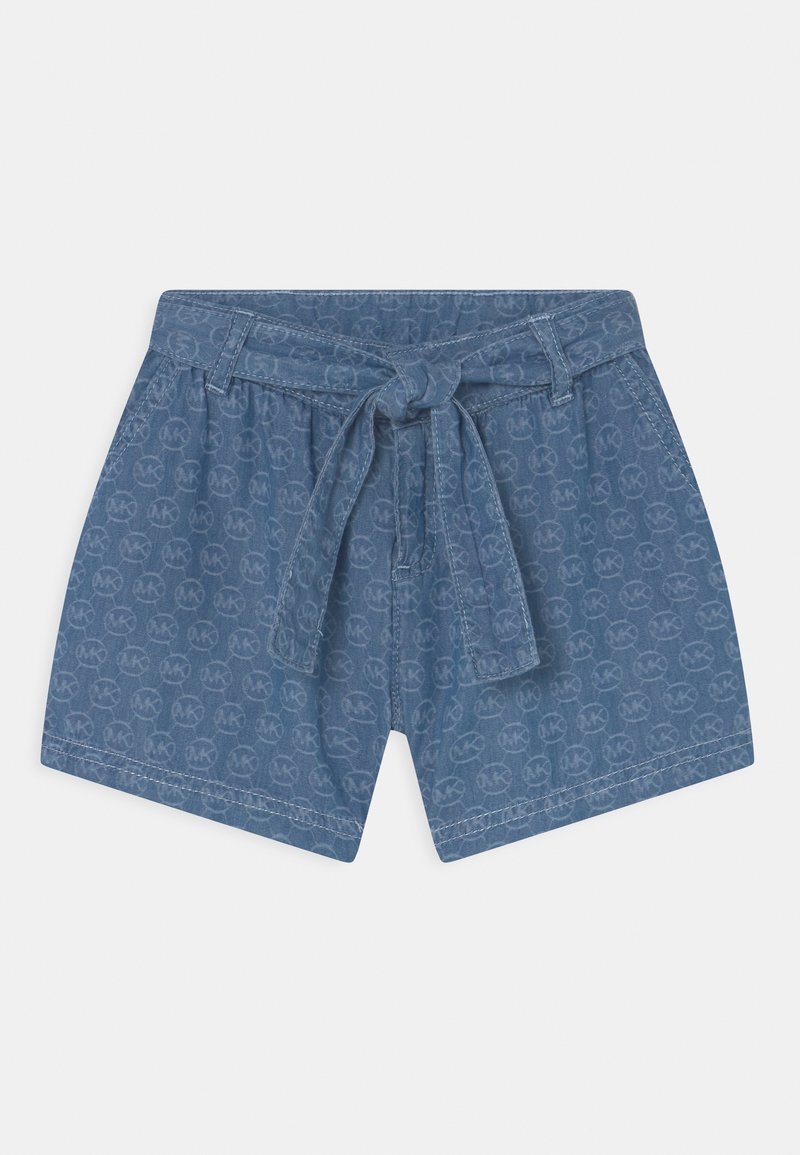 Shorts en denim bleu avec ceinture à nouer, arborant un motif discret de logo sur l'ensemble, poches latérales et coupe décontractée.