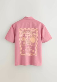 Rosa kurzärmeliges Hemd mit großem aufgedrucktem Zitrusfrucht-Motiv und Texten mit den Worten "Naranja Fresca", "Citrus Sessions" und "Grown in Mexico".