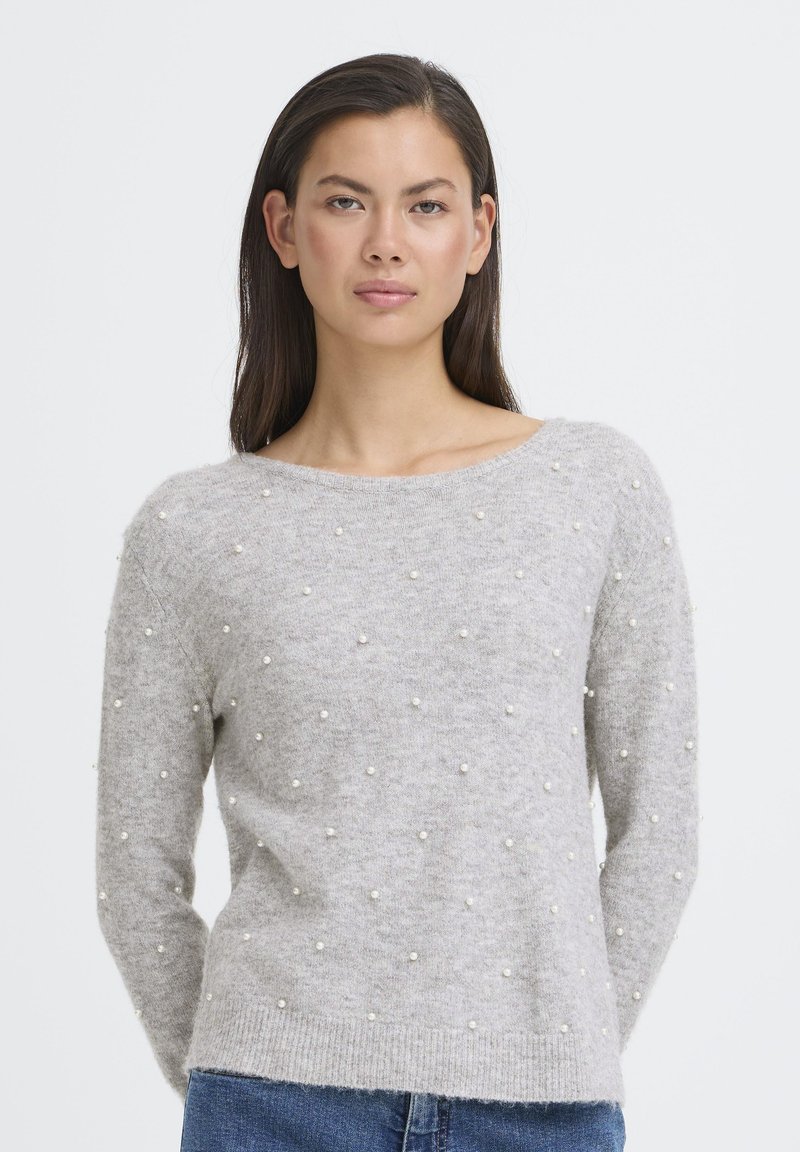 Maglione grigio chiaro realizzato in materiale morbido, con scollo rotondo e decorato con perline bianche decorative distribuite uniformemente su tutto il tessuto.