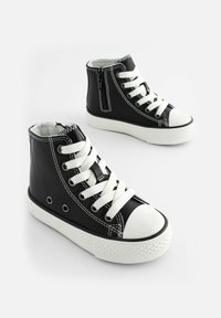 Schwarze Leder-Hochtop-Sneaker mit weißen Schnürsenkeln, einer Gummizunge und einem seitlichen Reißverschluss. Verfügt über weiße Nähte und Belüftungslöcher.