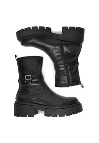 Melnas ādas potīšu zābaki ar masīviem zābaku pamatiem, sānu rāvējslēdzējiem un dekoratīvām sprādzēm uz baltā fona.