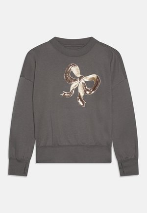 Dunkelgrauer Pullover mit gerippten Bündchen und Kragen, mit einem großen glänzenden gold- und bronzefarbenen Pailletten-Schleifendesign in der vorderen Mitte.