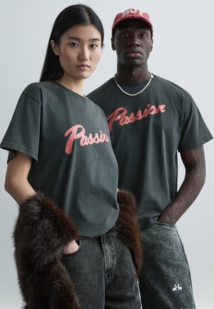 PASSION PURSUITS UNISEX - Print T-shirt - off-black