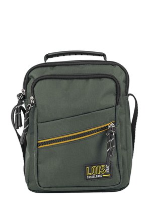 Bolso de hombro de tela verde con forma rectangular, que presenta un bolsillo frontal con cremallera con detalles en amarillo y negro, y un asa resistente.
