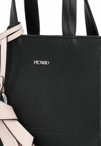 Sac en cuir noir avec quincaillerie argentée et logo "PICARD". Remarquable pour son design minimaliste et ses accents de bandoulière rose doux en contraste.