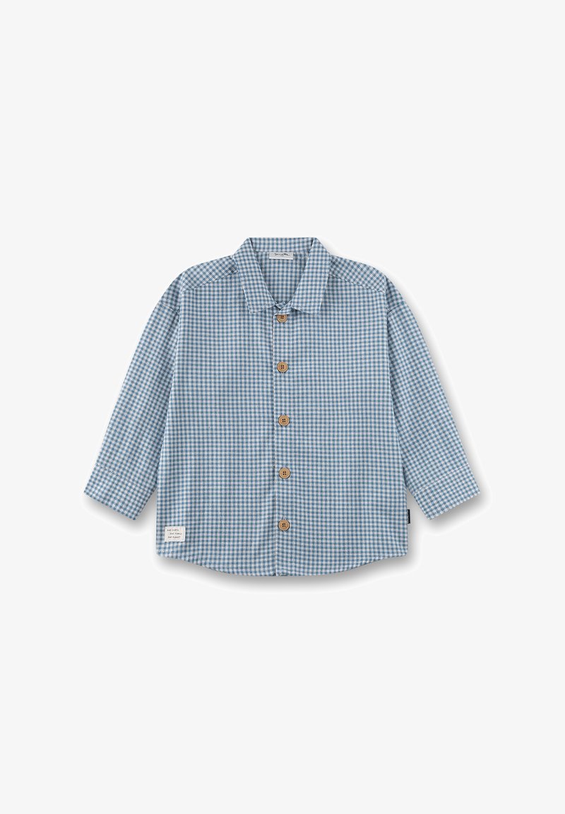 Blaues Gingham-Hemd zum Zumachen mit langen Ärmeln, Holzknöpfen, Kragen und einem kleinen Etikett am Saum; aus leichtem Stoff gefertigt.