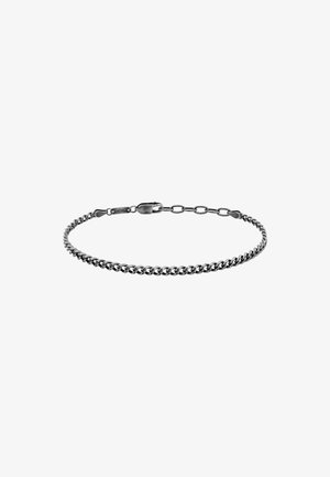 Bracciale in metallo tono argento con design a catena intrecciata, chiuso con un gancio, che evidenzia una finitura liscia e maglie uniformi.