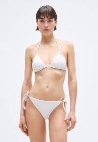Σετ λευκό μπικίνι με τρίγωνο τοπ με δέσιμο στη λαιμόκοψη και ρυθμιζόμενα πλαϊνά κάτω μέρη με δέσιμο, κατασκευασμένο από λεία, ελαστική ύφανση.