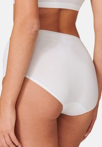 Weiße Baumwoll-Unterwäsche mit hohem Bund und glatter Textur, ausgestattet mit einem nahtlosen Design und einem breiten elastischen Bund für hohen Tragekomfort.