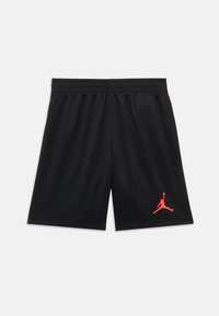 Μαύρο αθλητικό σορτσάκι κατασκευασμένο από ελαφρύ υλικό, με ελαστική μέση και κόκκινο λογότυπο Jumpman στο κάτω αριστερό μέρος.