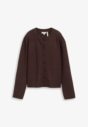 Donkerbruine gebreide cardigan met lange mouwen en zwarte knopen aan de voorkant op een witte achtergrond.