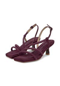 Sandali in suede viola con punta quadrata, sottili cinghie incrociate e tacco a blocco basso. Cinturino alla caviglia regolabile con accenti metallici.
