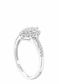 Valge kuld sõrmus, mille keskel on ümarsõrmustega teemantide kobar ning riba peal väiksemad teemandid detailidena.