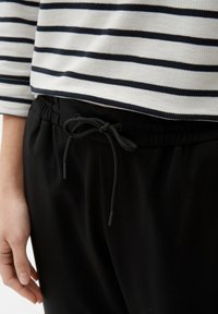 s.Oliver MET ELASTISCHE BAND - Spodnie treningowe