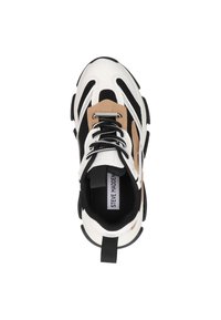 Sneaker caratterizzata da un mix di materiali bianchi, neri e beige, con una suola spessa, rete testurizzata e lacci neri; etichetta del logo visibile all'interno.