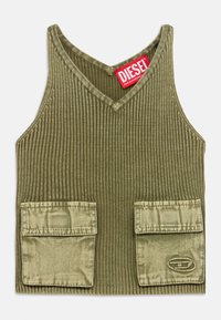 Λαδί ριμπ τοπ ραντάκι με λαιμόκοψη V, με δύο μπροστινές τσέπες και κόκκινη ετικέτα με το λογότυπο στο λαιμό.