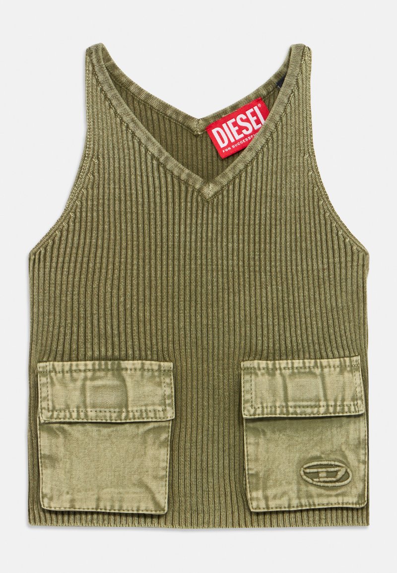 Λαδί ριμπ τοπ ραντάκι με λαιμόκοψη V, με δύο μπροστινές τσέπες και κόκκινη ετικέτα με το λογότυπο στο λαιμό.