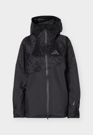Czarna wodoodporna kurtka z kapturem, zapinana na zamek z przodu, posiada boczne kieszenie, logo Adidasa na piersi oraz regulowane mankiety.