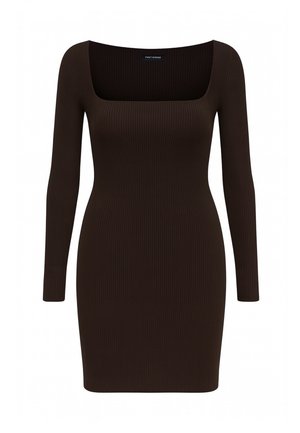 Brązowa sukienka prążkowana z długim rękawem, z kwadratowym dekoltem, dopasowana do sylwetki, wykonana z teksturowanej tkaniny, zaprojektowana tak, aby podkreślać sylwetkę.