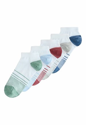 Fünf Paare weißer Knöchelsocken mit farbigen Zehen, Fersen und gestreiften Mustern in Grün, Hellblau, Rot, Grau und Marineblau.