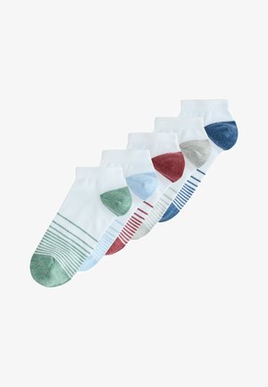 Fünf Paare weißer Knöchelsocken mit farbigen Zehen, Fersen und gestreiften Mustern in Grün, Hellblau, Rot, Grau und Marineblau.