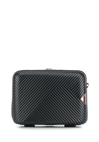 Borsa per laptop nera con design a righe, texture liscia e dettagli in hardware color oro rosa. Forma rettangolare con chiusura a zip e particolari agli angoli.