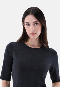 Dunkelgraues Strickoberteil mit rundem Halsausschnitt und kurzen Ärmeln, das eine glatte Textur und minimale Nähte für einen schlanken Look bietet.