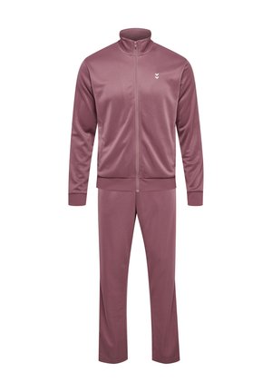 Dwie osoby ubrane w pasujące do siebie mauveowe dresy na suwak i czarne trampki, stojące na jednolitym białym tle.